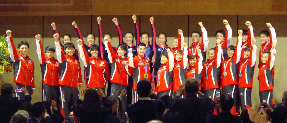 世界選手権の祝勝会に参加した体操、新体操、トランポリンの日本代表。前列左から５人目は内村