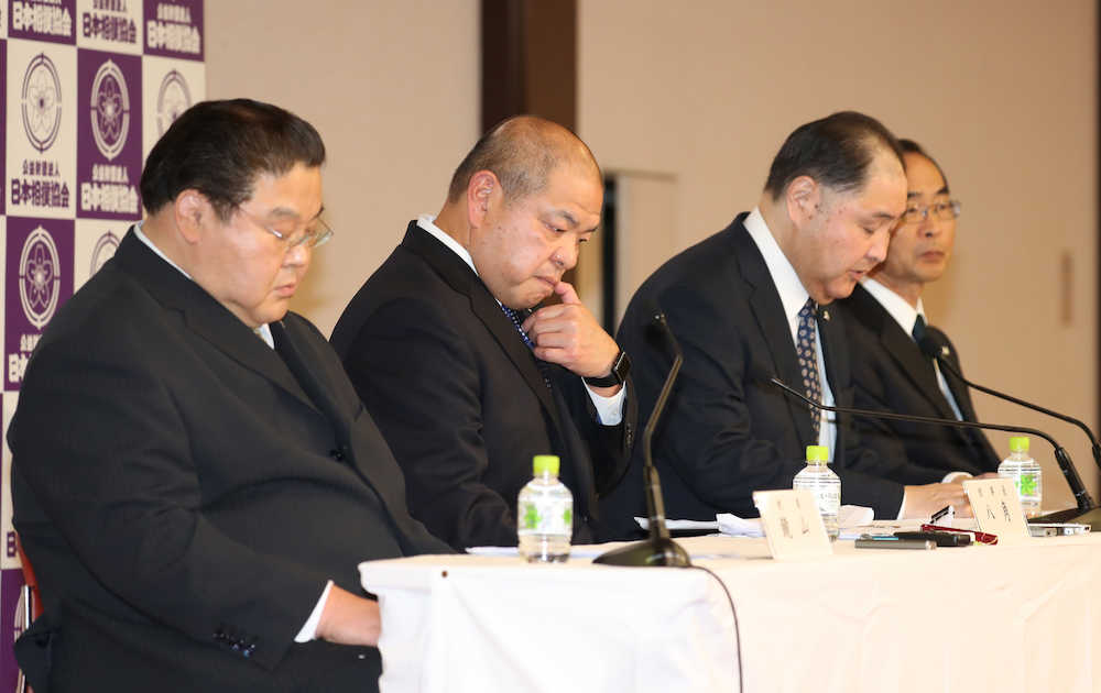 理事会後の会見で険しい表情の（左から）鏡山理事、八角理事長、尾車理事、高野利雄氏