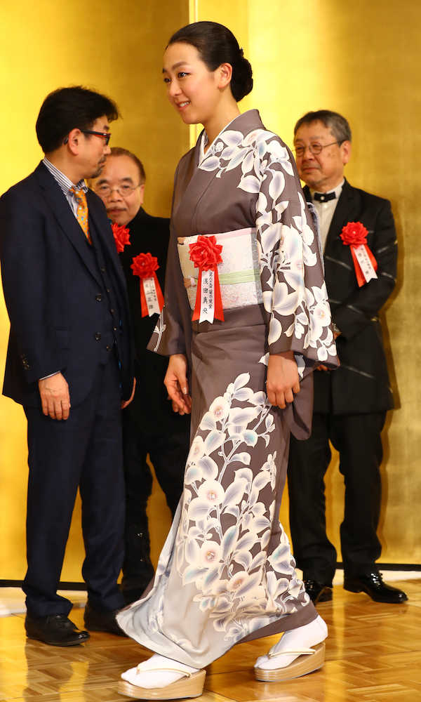 菊池寛賞贈呈式に着物姿で登場した浅田真央さん