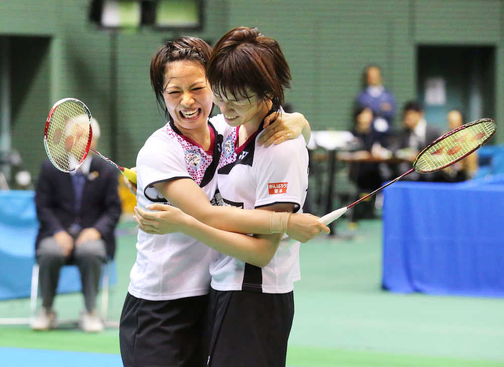 　女子ダブルスで初優勝を決め、喜ぶ福島（左）、広田組