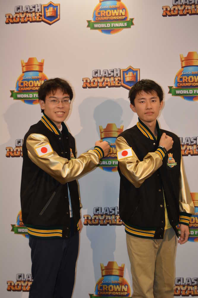 ＜クラロワ世界一決定戦＞日本代表のジャケットを着て、健闘をたたえ合った（左から）アマテラスとフチ