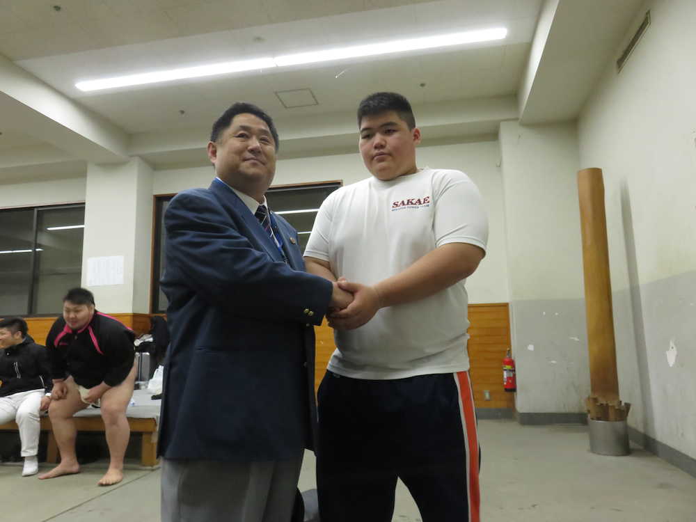 高校最後の大会を終えた納谷（右）は埼玉栄高・山田監督と握手