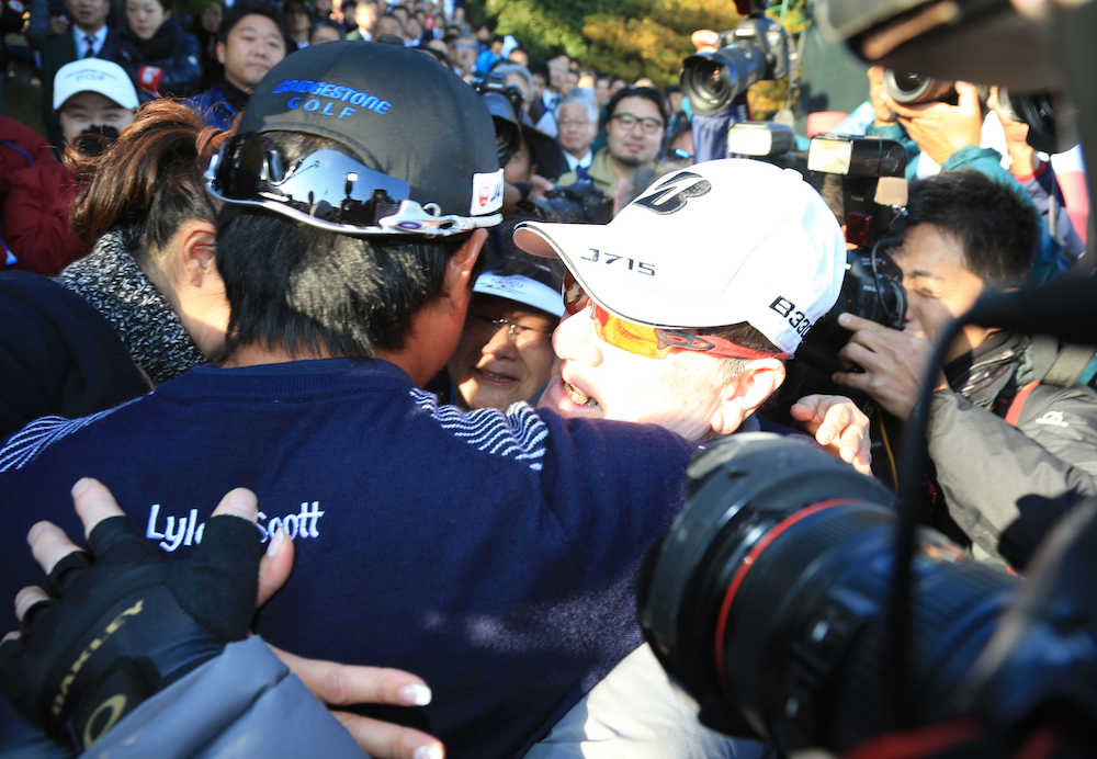 ＜ゴルフ日本シリーズＪＴ杯最終日＞宮座と優作と抱き合って勝利を喜ぶ母・豊子さん（左）と父・優さん