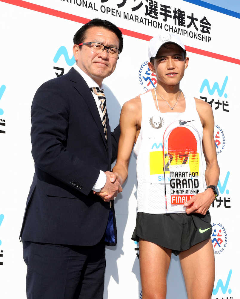 ＜第７１回福岡国際マラソン選手権大会＞日本人トップの３位でゴールし瀬古氏と握手する大迫傑