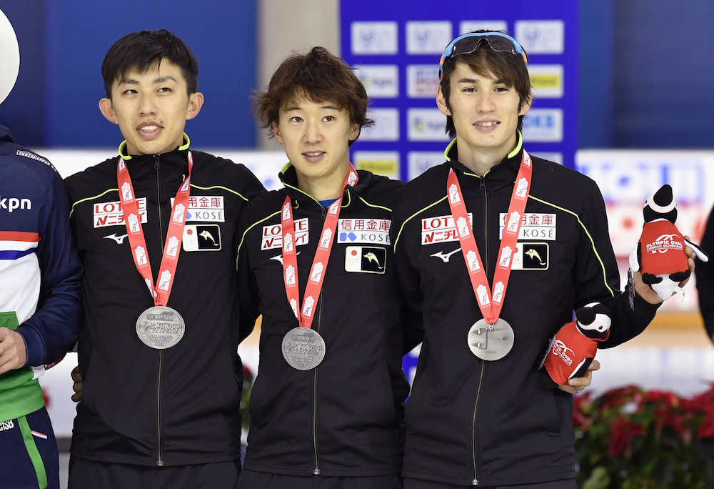 　男子団体追い抜きで、３分３８秒６５の日本新で２位となり、表彰式で笑顔の（左から）一戸、中村、ウイリアムソン＝カルガリー（共同）