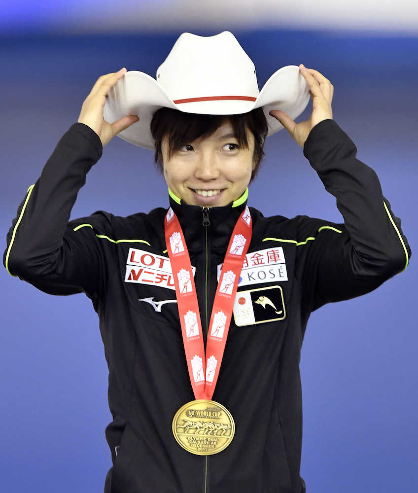 スピードＷ杯第３戦最終日、女子５００メートルを３６秒５３の日本新で制し、表彰式で金メダルを胸に副賞の帽子をかぶる小平奈緒