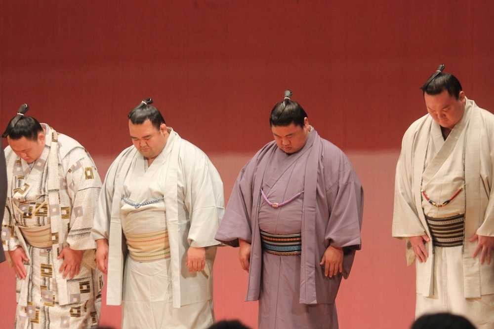 幕内力士らが朝倉市の多目的施設「サンライズ杷木」で、九州北部豪雨の犠牲者の冥福を祈って黙とうを捧げた（左から玉鷲、琴奨菊、嘉風、白鵬）