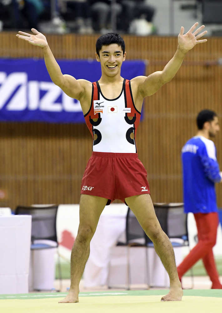 豊田国際体操第１日　男子床運動の演技を終え、声援に応える白井
