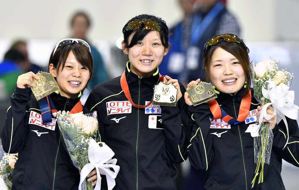 スピードＷ杯第４戦第１日　女子団体追い抜きを２分５０秒８７の世界新で制し、金メダルを手に笑顔の（左から）高木菜、高木美、佐藤