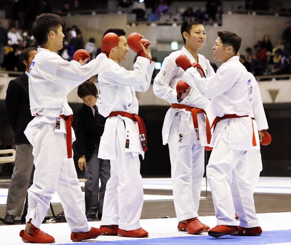空手の全日本選手権第１日　男子団体組手で優勝を決め、喜ぶ京都の選手たち