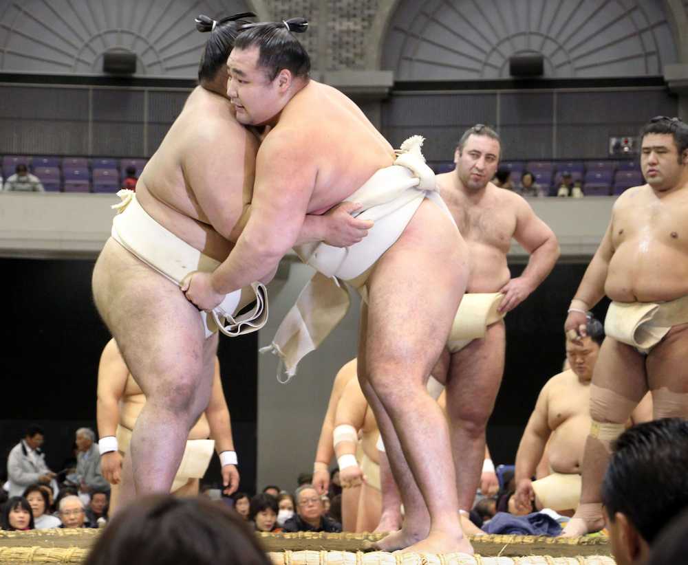 大相撲冬巡業で大奄美（左）を相手に稽古する鶴竜