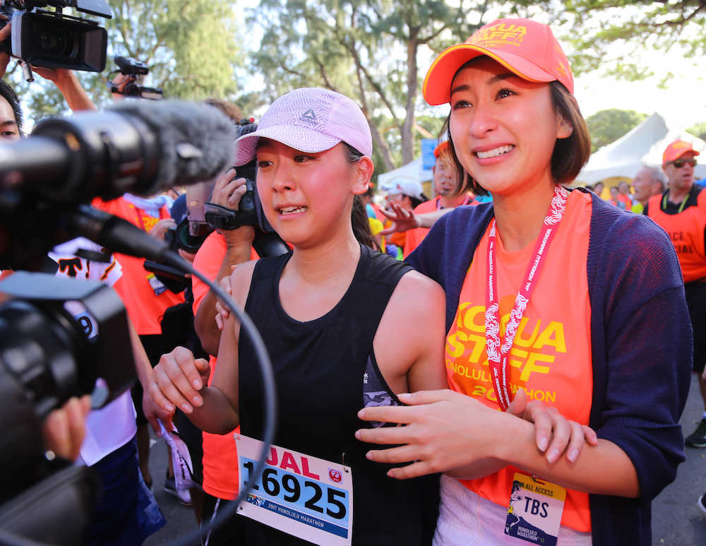 ホノルルマラソンでゴールし、姉・舞さんに迎えられる浅田真央さん（左）