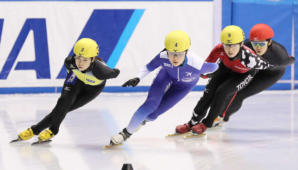 全日本ショートトラックスピードスケート選手権　女子１０００メートル決勝、軽快な滑りで２位となった菊池悠希（中央）左は優勝した斎藤