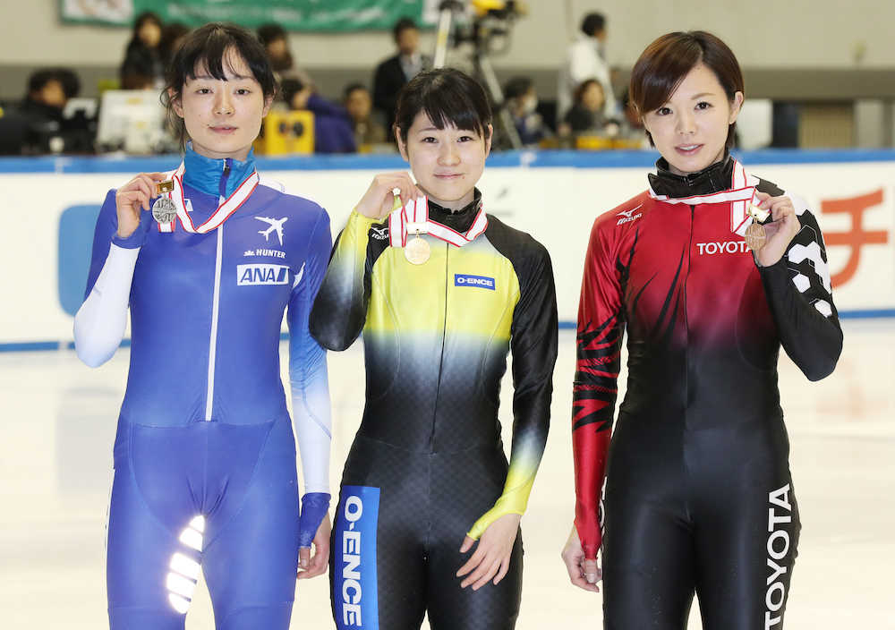 全日本ショートトラックスピードスケート選手権　女子１０００メートルの表彰式を終え、メダルを手に記念撮影する１位斎藤（中央）、２位菊池悠（左）、３位伊藤
