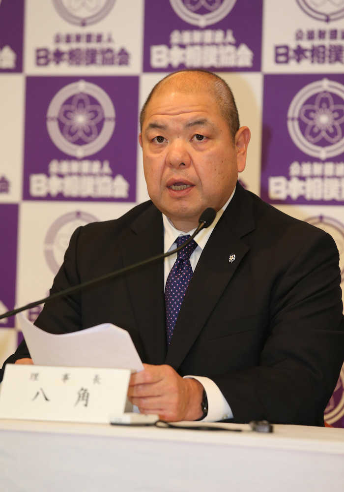 日本相撲協会臨時理事会を終え、自身も含めた関係者の処分を発表する八角理事長