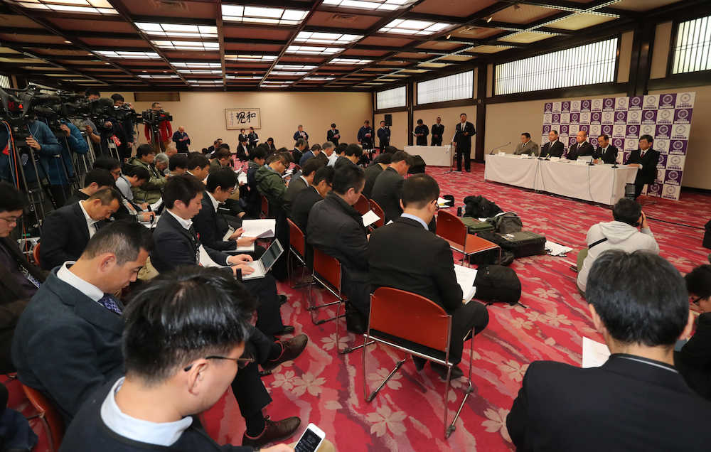 日本相撲協会の臨時理事会後に行われた会見に集まった多数の報道陣。会見には八角理事長、高野危機管理委員長らが出席した