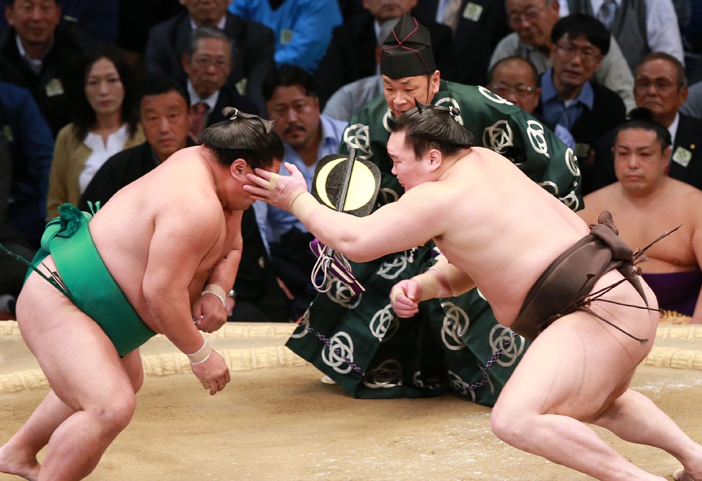 １１月の大相撲九州場所１１日目で嘉風（左）に左手で張り手をする白鵬