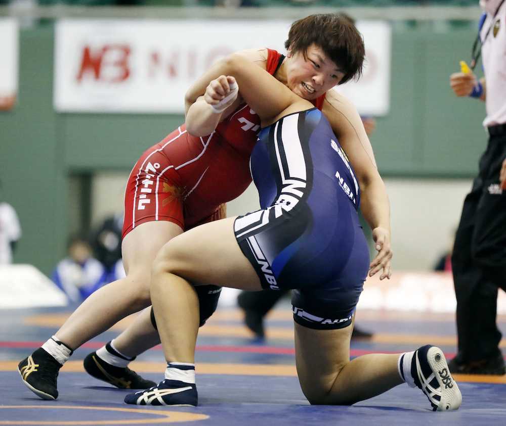 女子７６キロ級準決勝で斎藤（右）を攻める鈴木