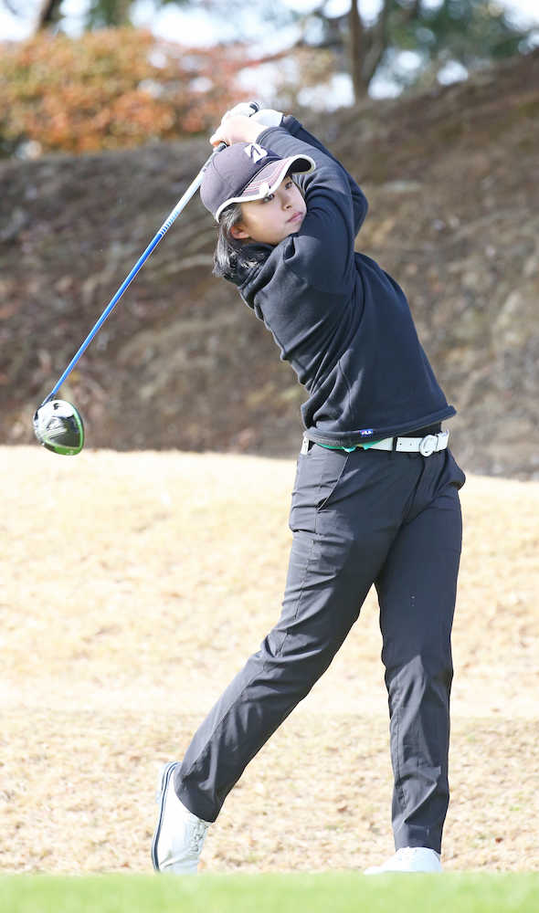 関東高校ゴルフ選手権冬季大会女子決勝の部　１番、ティーショットを打つ長野