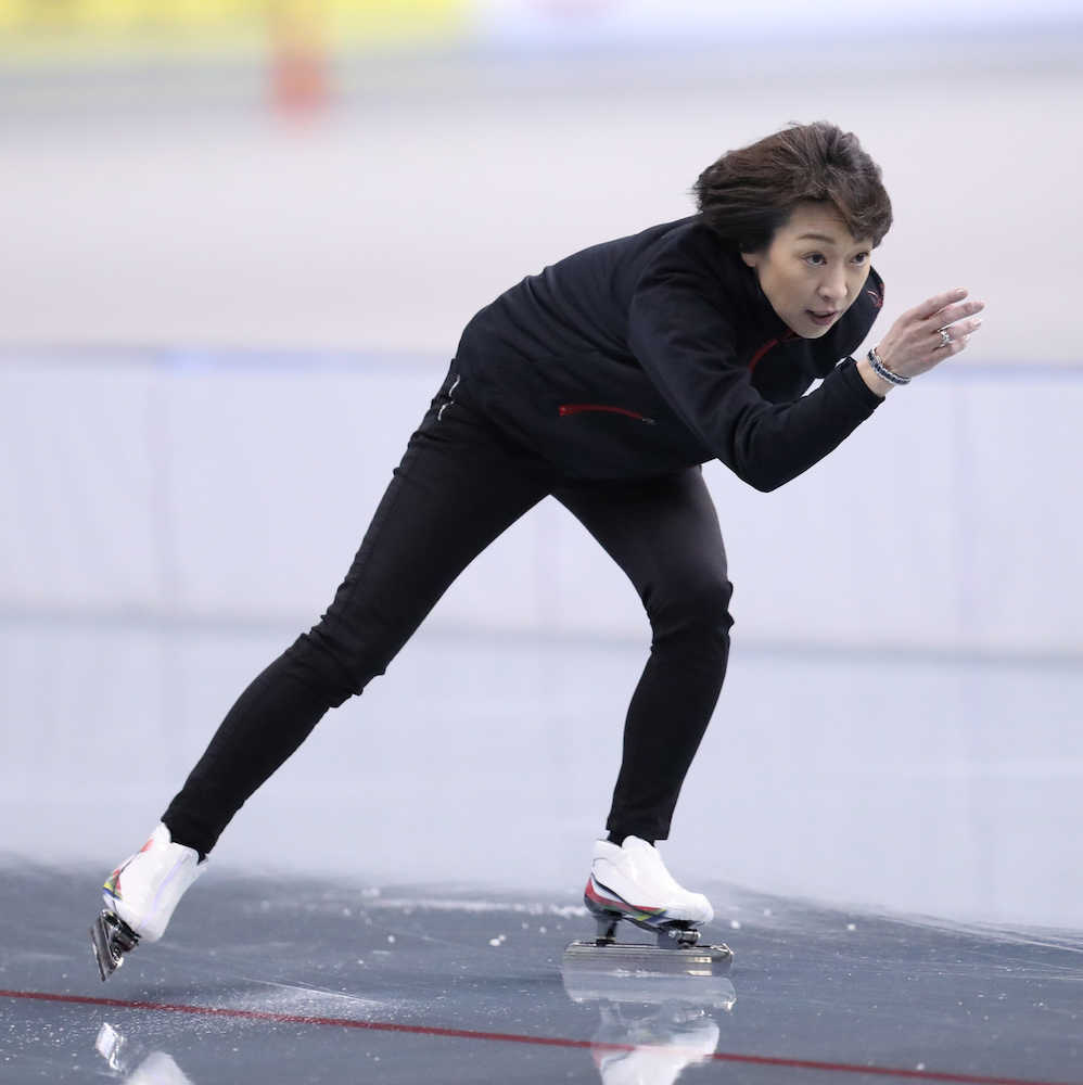 誰もいなくなったリンクを滑る橋本聖子日本スケート連盟会長
