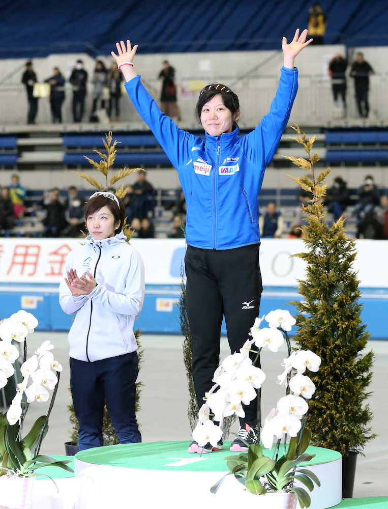 女子１５００メートル、優勝した高木美帆（右）と２位の小平奈緒