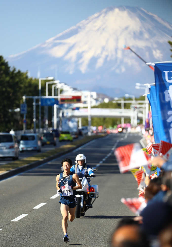 富士山を背に快走する東洋大・８区の浅井