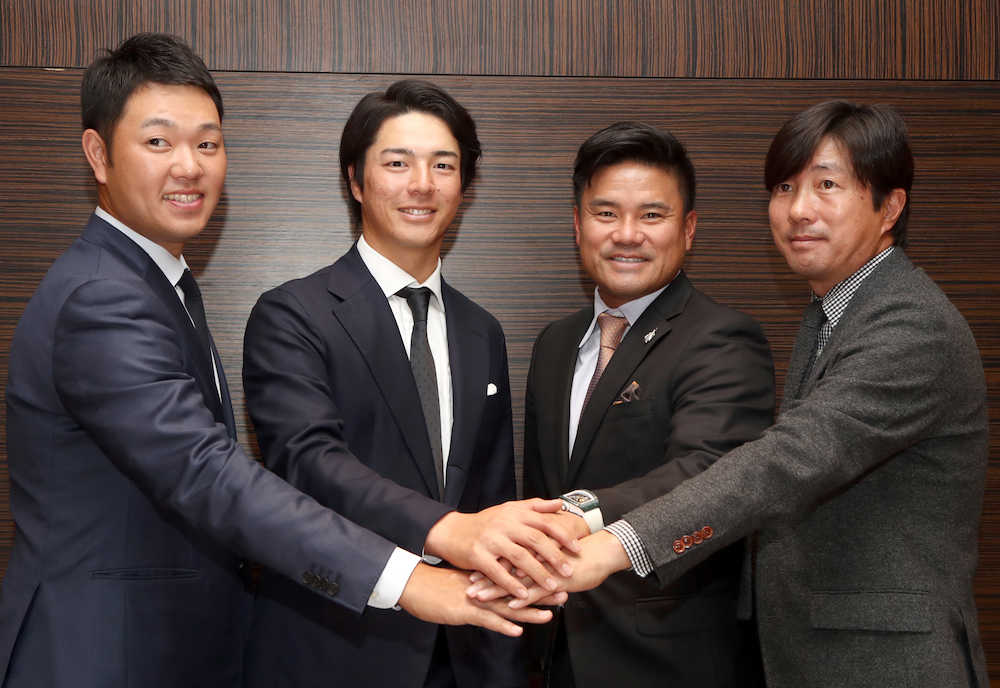 選手会理事役職を発表し手を合わせる（左から）薗田副会長、石川会長、宮里副会長、深掘副会長