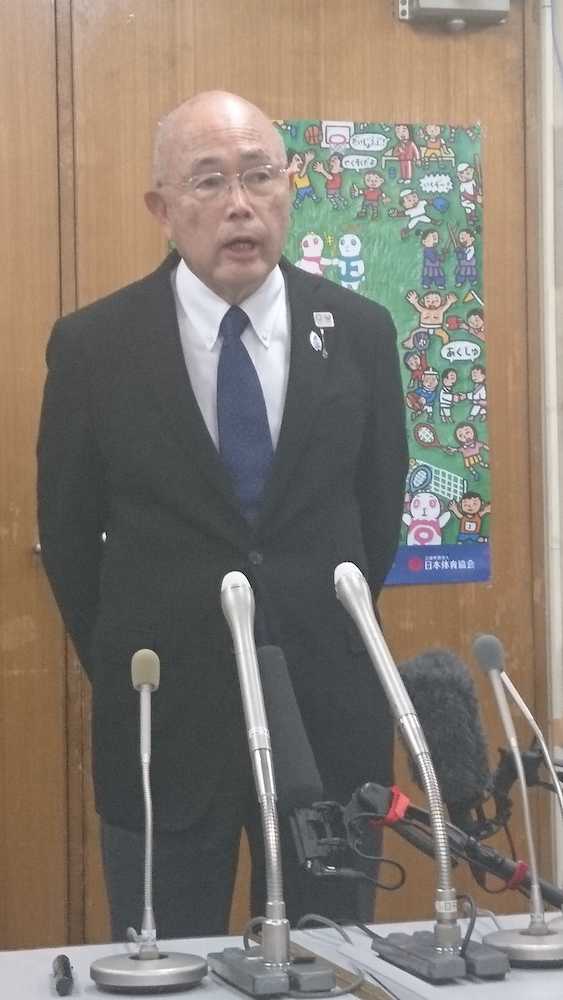 ドーピング問題について会見する日本カヌー連盟の成田昌憲会長
