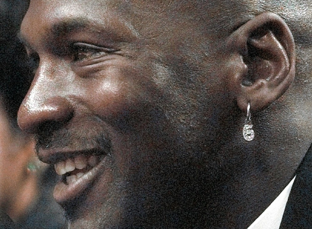１９９９年１月、引退会見に臨んだマイケル・ジョーダン。左耳には、優勝回数の「６」をかたどったイヤリングが光る（ＡＰ）