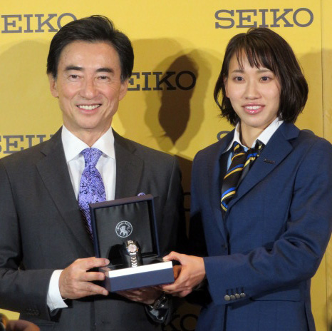 服部ＣＥＯ（左）から入社記念の腕時計を贈られた福島