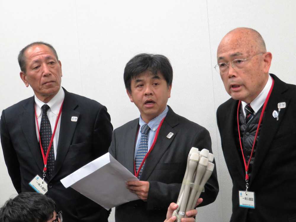 スポーツ庁への報告後、取材に応じたカヌー連盟の（左から）山口正副会長、古谷専務理事、成田会長