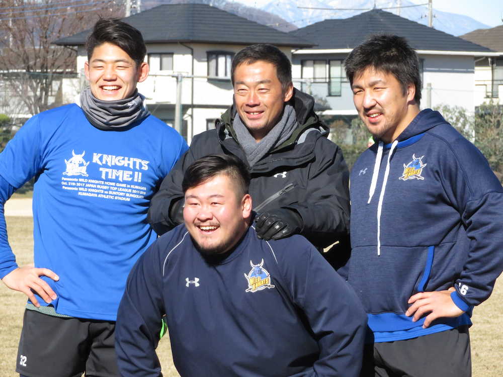 コーチ研修に訪れた出身校の東福岡高・藤田雄一郎監督（後列中央）と記念撮影するパナソニックのＦＢ藤田（同左）。後列右はフランカー布巻主将、前列はプロップ平野