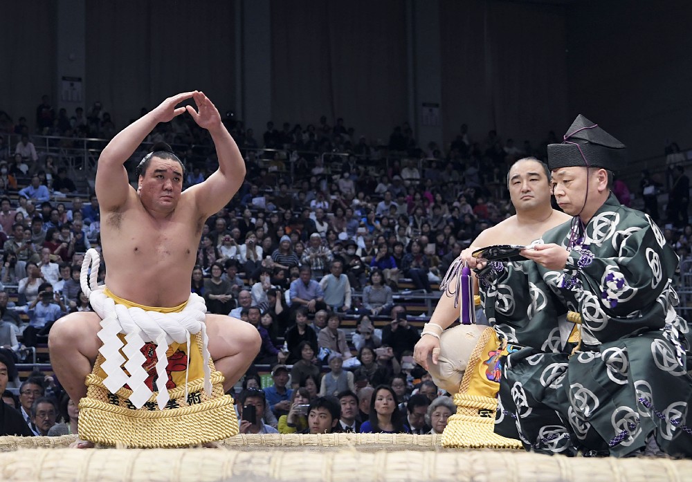 昨年１１月の九州場所で、横綱・日馬富士（左）の土俵入りの際に行司を務める式守伊之助（右）