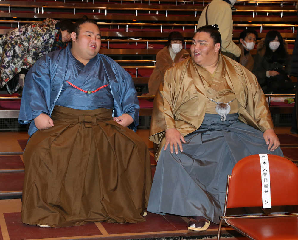 初場所の土俵祭りで笑顔で話す貴景勝（左）と御嶽海