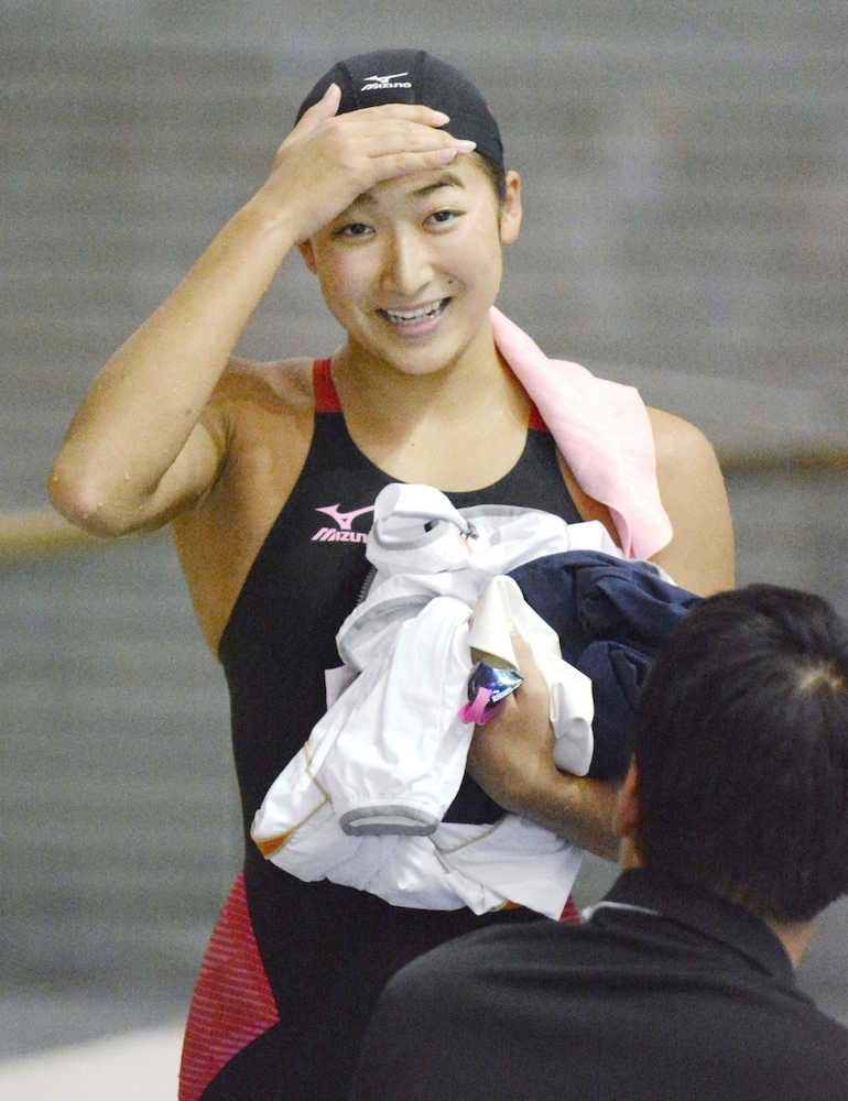 女子５０メートルバタフライで日本新をマークし、笑顔の池江