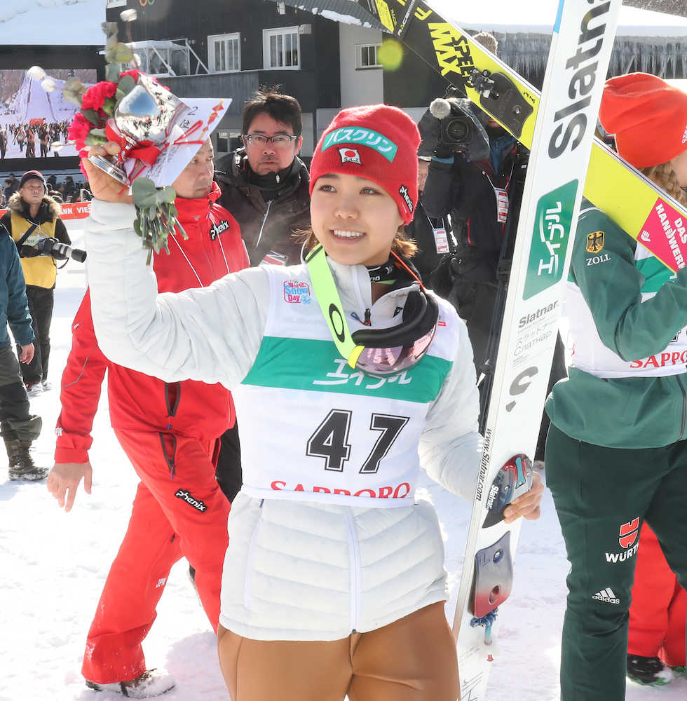 女子スキージャンプＷ杯札幌大会で今季最高の２位となり、スタンドの声援に手を振って応える高梨沙羅