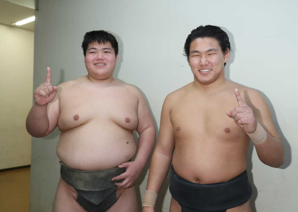 前相撲で白星をあげ笑顔でポーズをとる納谷（左）と豊昇龍