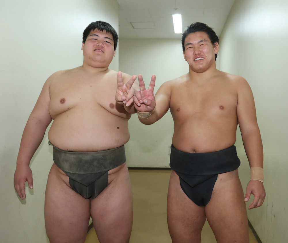 前相撲２勝目をあげ笑顔でポーズをとる納谷（左）と豊昇龍