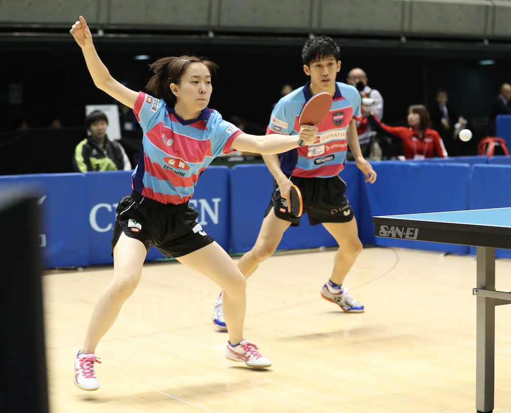 混合ダブルス準々決勝、息の合ったプレーで準決勝に駒を進めた石川佳純（左）と吉村真晴