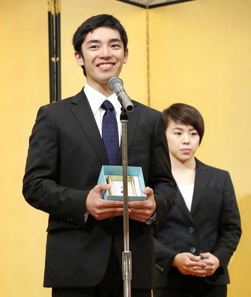 日本体操協会の最優秀選手に選ばれ、喜びを語る白井健三。奥は村上茉愛