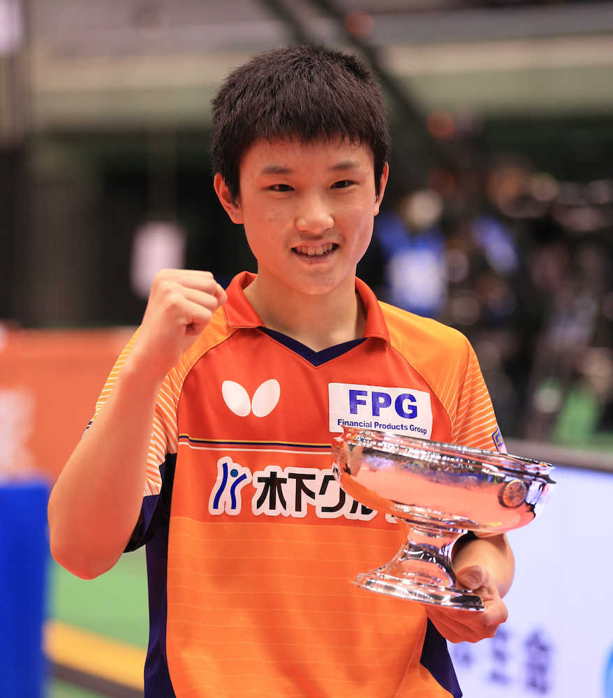 卓球全日本選手権男子シングルスを最年少で制し天皇杯を手に笑顔の張本