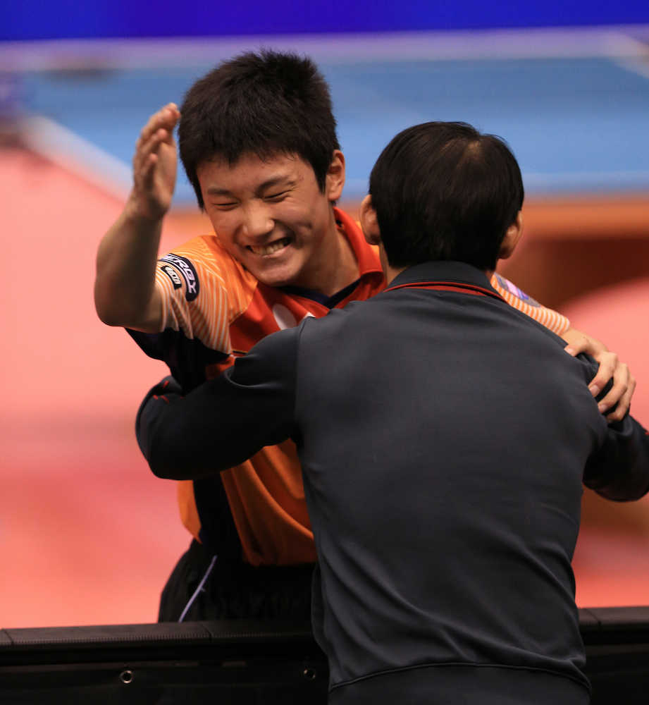 卓球全日本選手権男子シングルスを制し父親の宇コーチと抱き合って喜ぶ張本