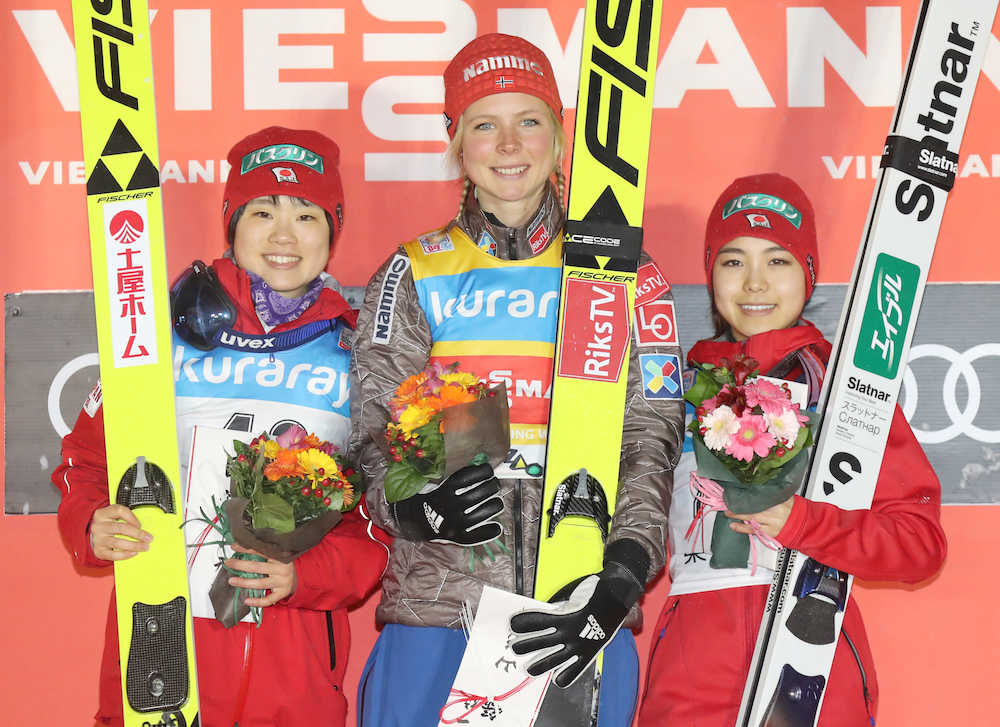 女子ジャンプＷ杯蔵王大会　表彰台で笑顔の（左から）伊藤、ルンビ、高梨