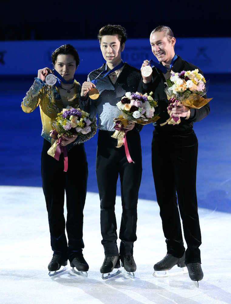 ＜フィギュアスケート四大陸選手権最終日＞男子フリー、表彰式で並ぶ（左から）２位の宇野昌磨、優勝した金博洋、３位のジェイソン・ブラウン（撮影・小海途　良幹）