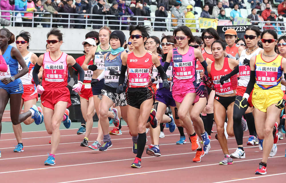 ＜大阪国際女子マラソン＞スタートする松田瑞生（左）、安藤友香（右）ら