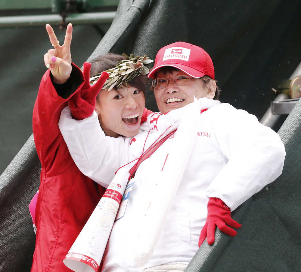 初マラソンで優勝を果たしポーズを決める松田（左）と母・明美さん