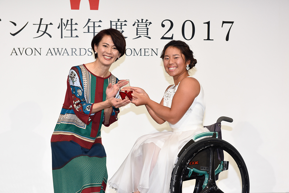 「エイボン女性年度賞２０１７」スポーツ賞に選出された上地結衣（右）と選考委員の有森裕子氏
