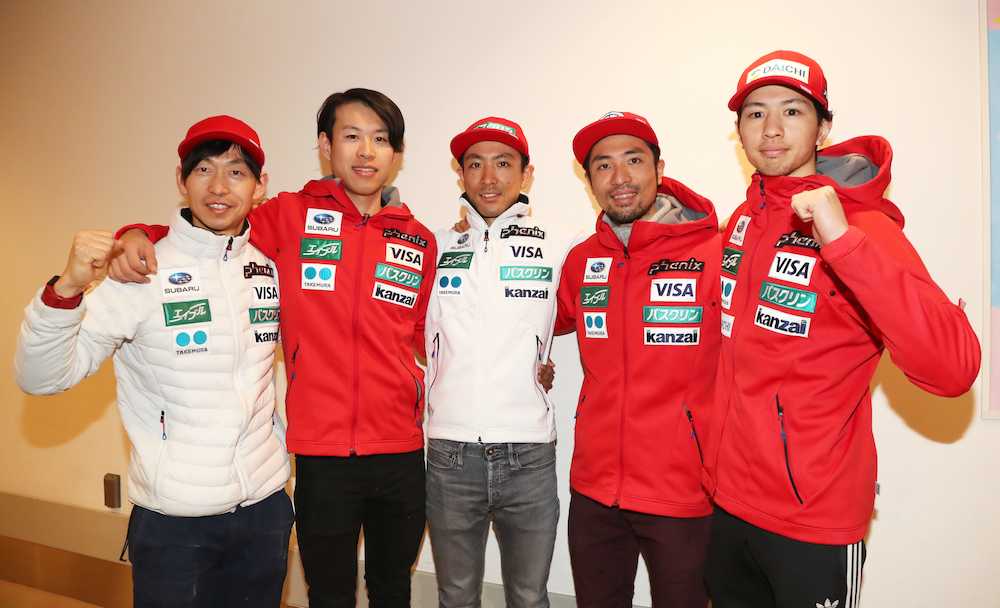 肩を組んで笑顔を見せるノルディック複合男子選手たち（左から）永井、渡部剛、渡部暁、渡部善、山元