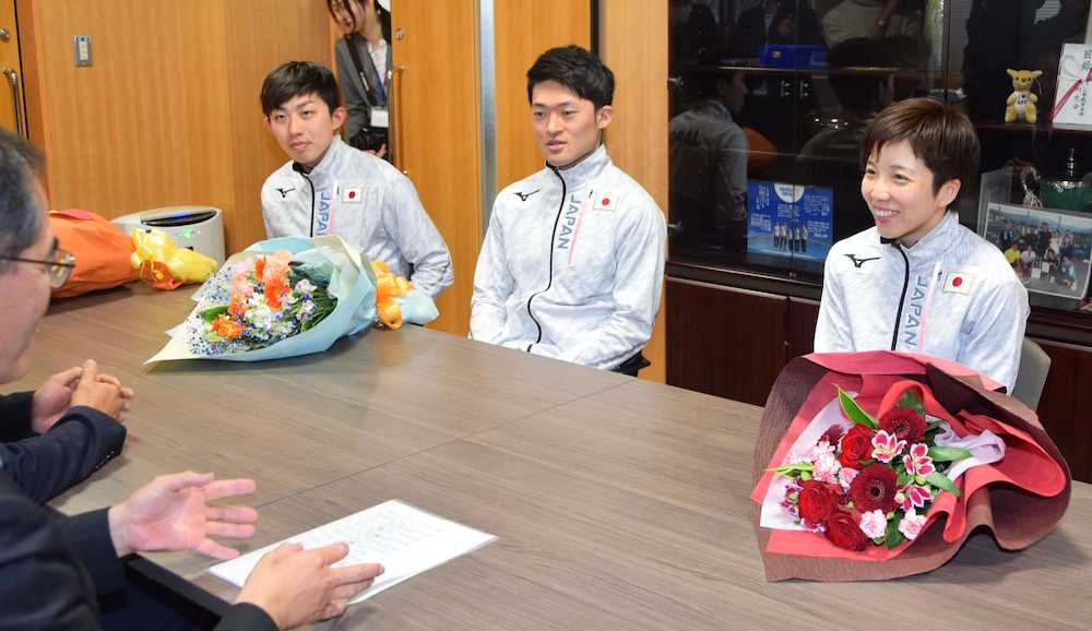 母校の信州大教育学部を訪問した（右から）小平奈緒、山中大地、一戸誠太郎の各選手
