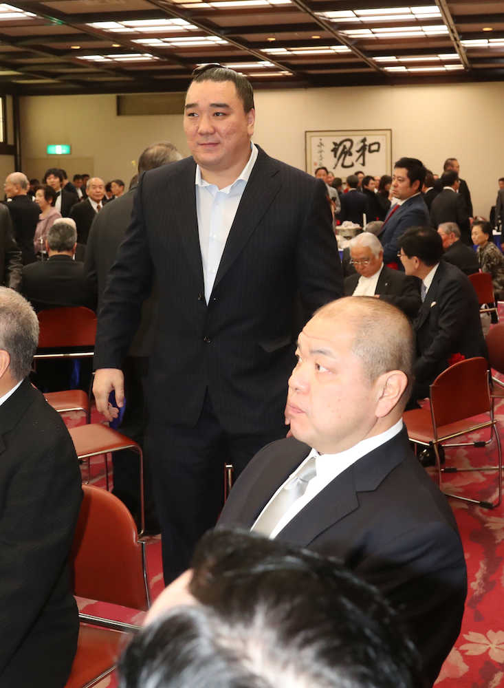 朝赤龍引退相撲のパーティーに訪れた元横綱の日馬富士。右手前は八角理事長